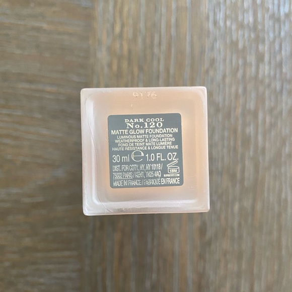 Burberry Matte Glow Foundation No. 120 Dark Cool 30ml / 1.0 FL. OZ. - Picture 4 of 4